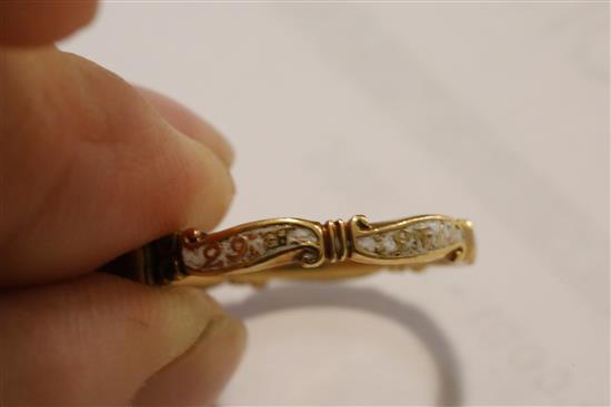 A George II gold, white enamel and rock crystal set mourning ring, size N.